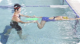 「平泳ぎ」最大のポイント、足の蹴り方を親子で練習！