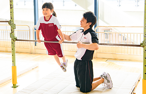 学校の体育とは違い、お子さまに合ったスポーツを通してお子さまの発育を促すのが運動塾のスタイルです。