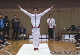 当社社員 メダリストの田中佑典が練習拠点のある埼玉県草加市の中学校で講演